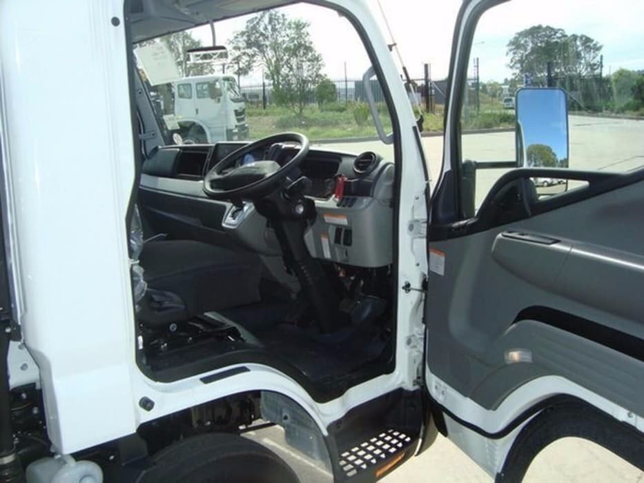 2017 FUSO CANTER 515 WIDE TRUCK AUTOMATIC TRAY