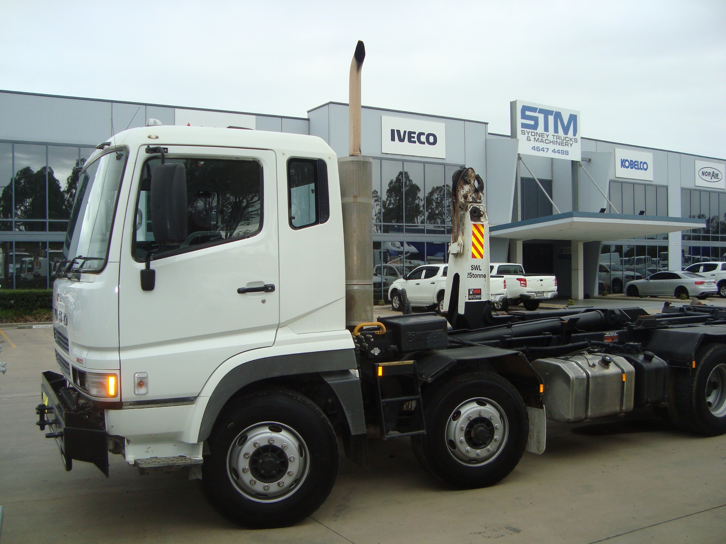 2007 FUSO FS52 8X4 TRUCK AUTOMATIC HOOKLIFT/BI FOLD