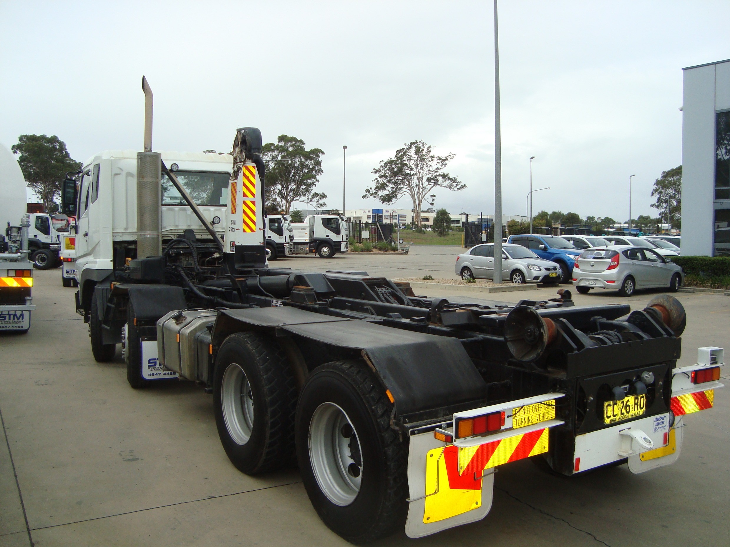 2007 FUSO FS52 8X4 TRUCK AUTOMATIC HOOKLIFT/BI FOLD