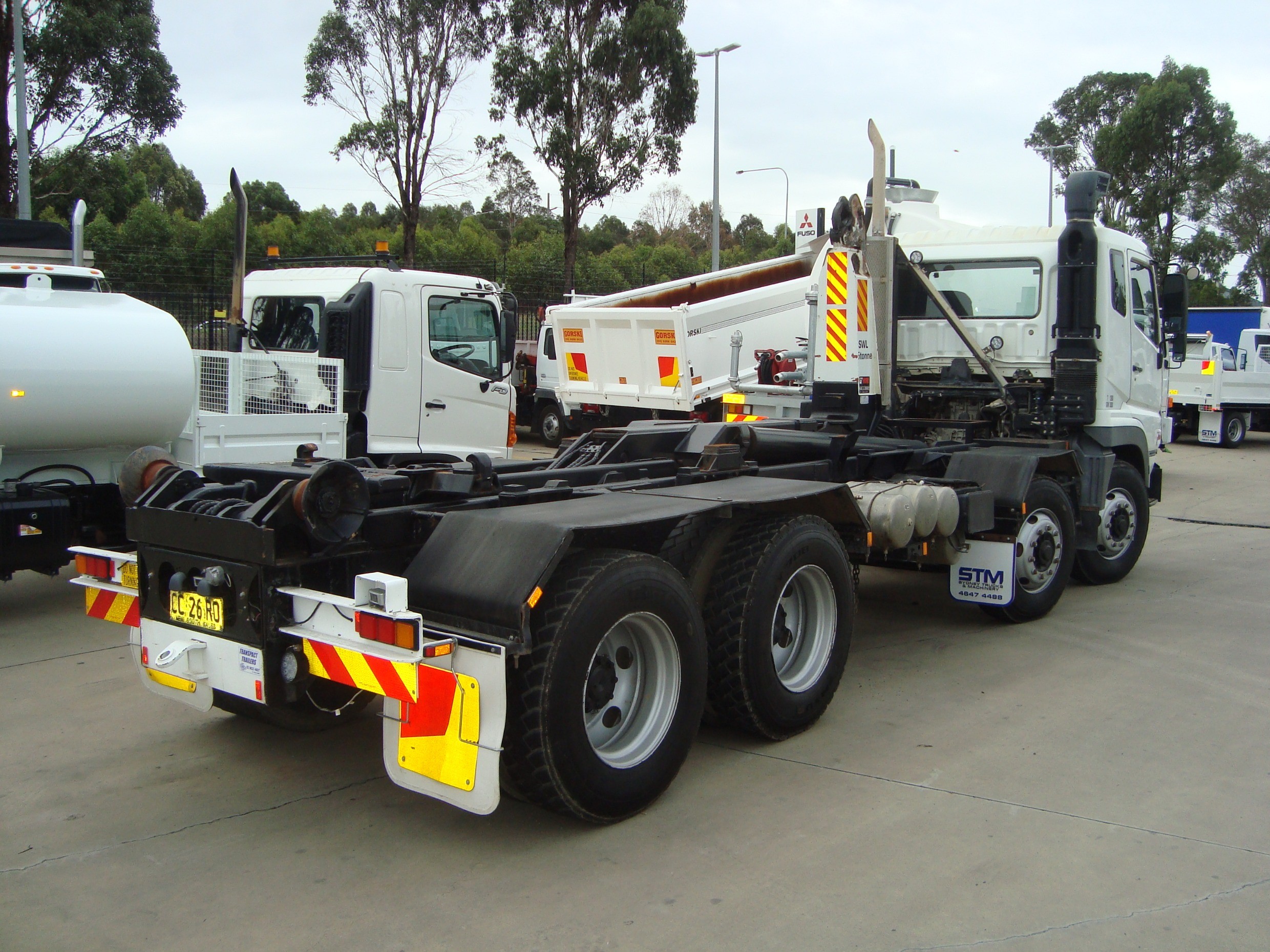 2007 FUSO FS52 8X4 TRUCK AUTOMATIC HOOKLIFT/BI FOLD
