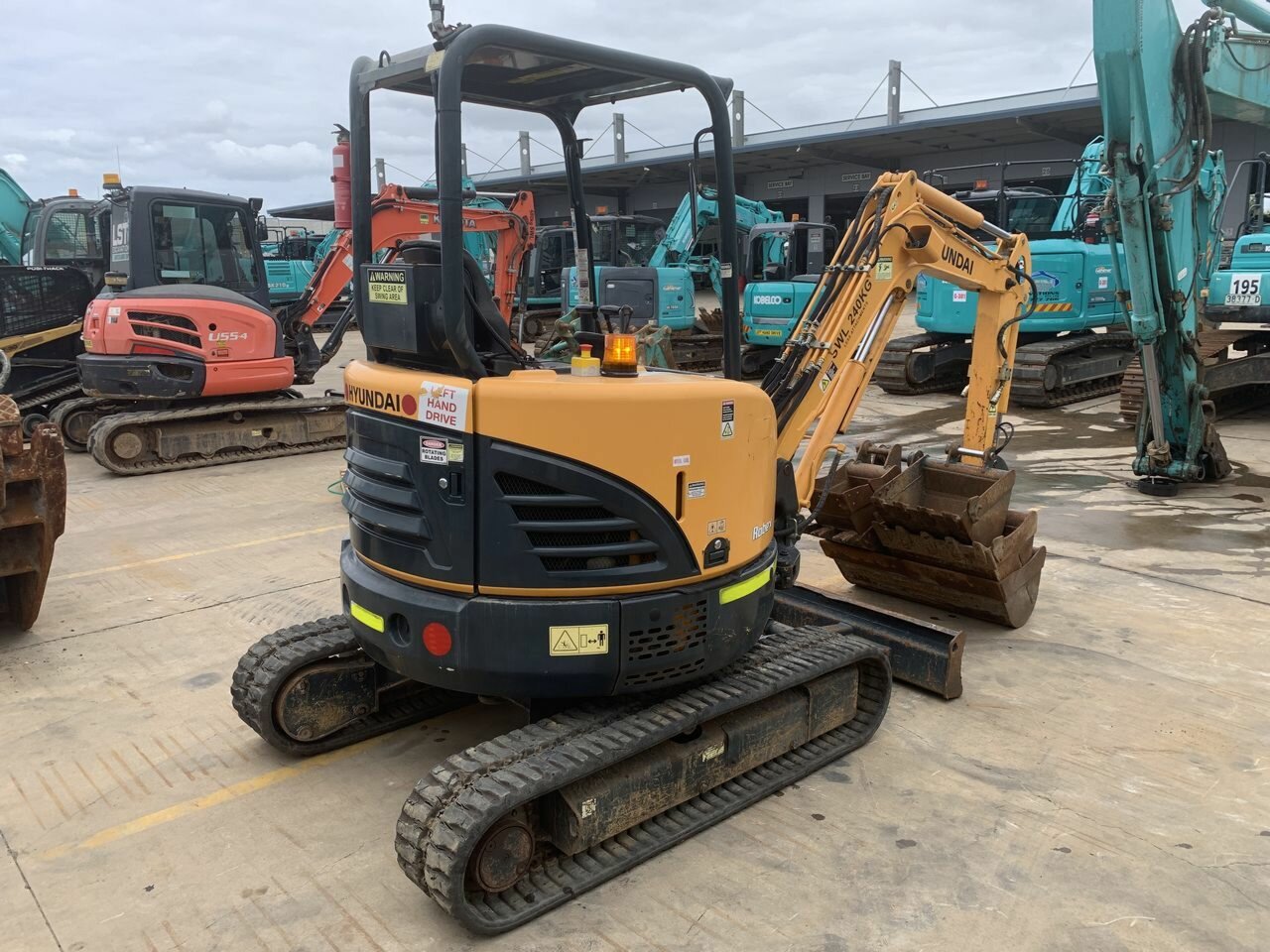 2015 HYUNDAI 27-9 ROBEX AUTOMATIC 1D TRACK MOUNTED EXCAVATOR
