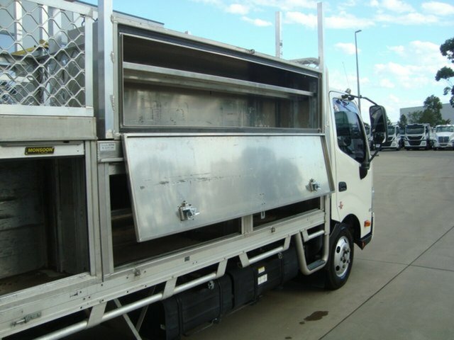 2016 HINO 617 300 MANUAL 2D TRUCK