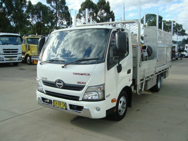 2016 HINO 617 300 MANUAL 2D TRUCK