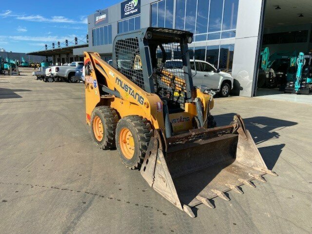 2000 MUSTANG 1650R CAB SKIDSTEER LOADER