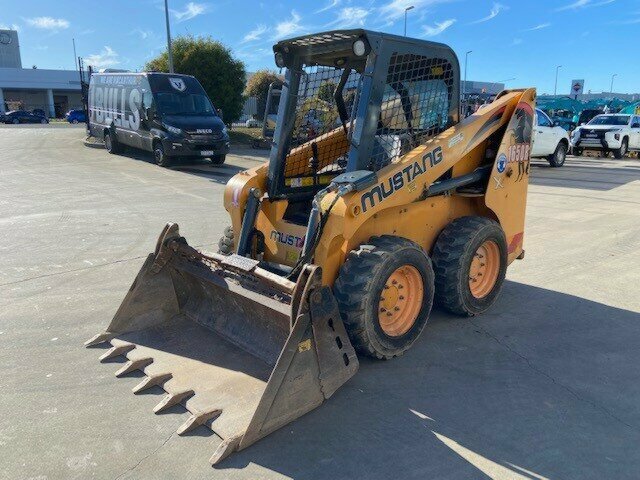 2000 MUSTANG 1650R CAB SKIDSTEER LOADER