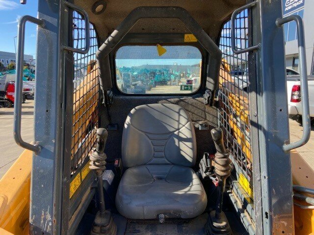 2000 MUSTANG 1650R CAB SKIDSTEER LOADER