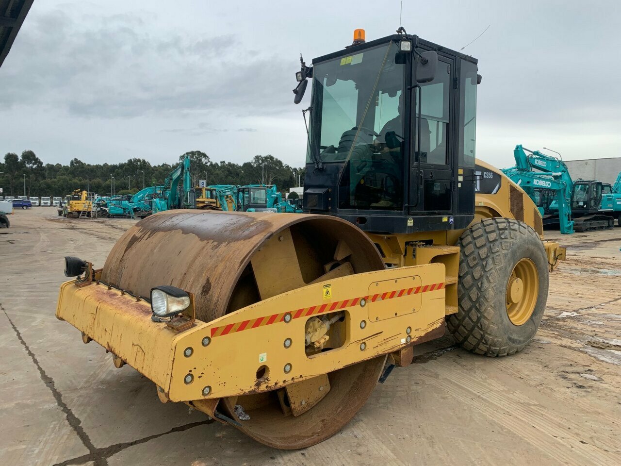 CATERPILLAR CS56 ROLLER