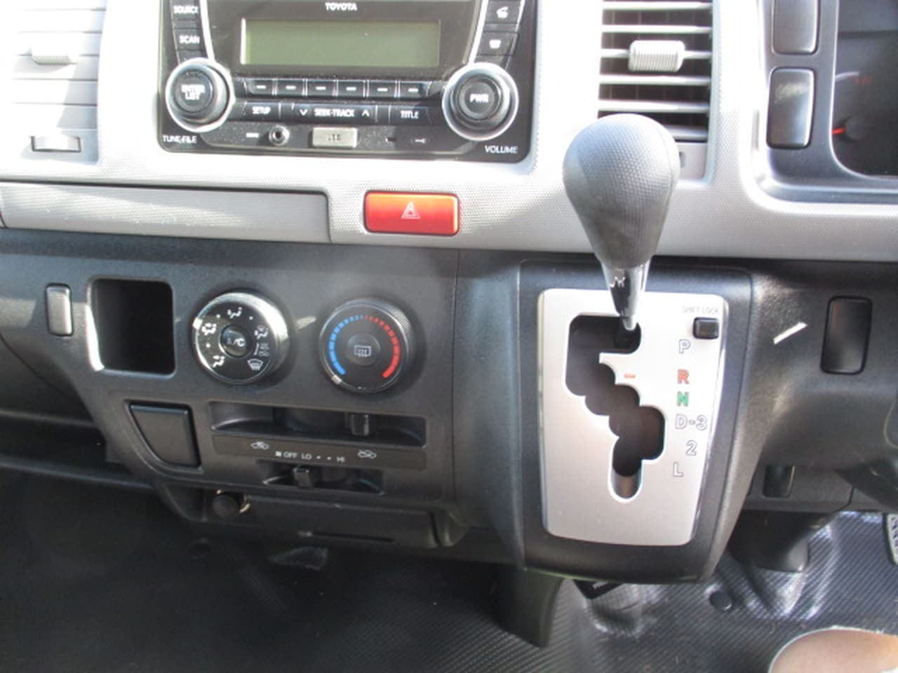 2013 TOYOTA HIACE KDH201R AUTOMATIC VAN
