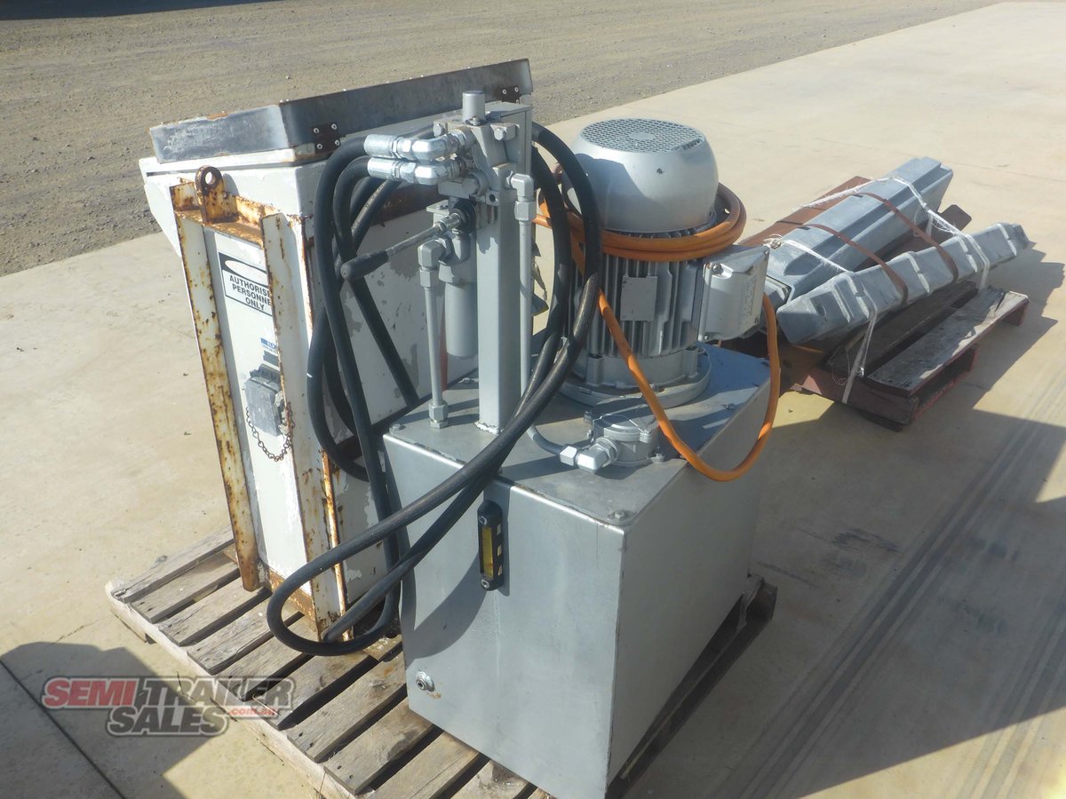 CUSTOM TRAILER