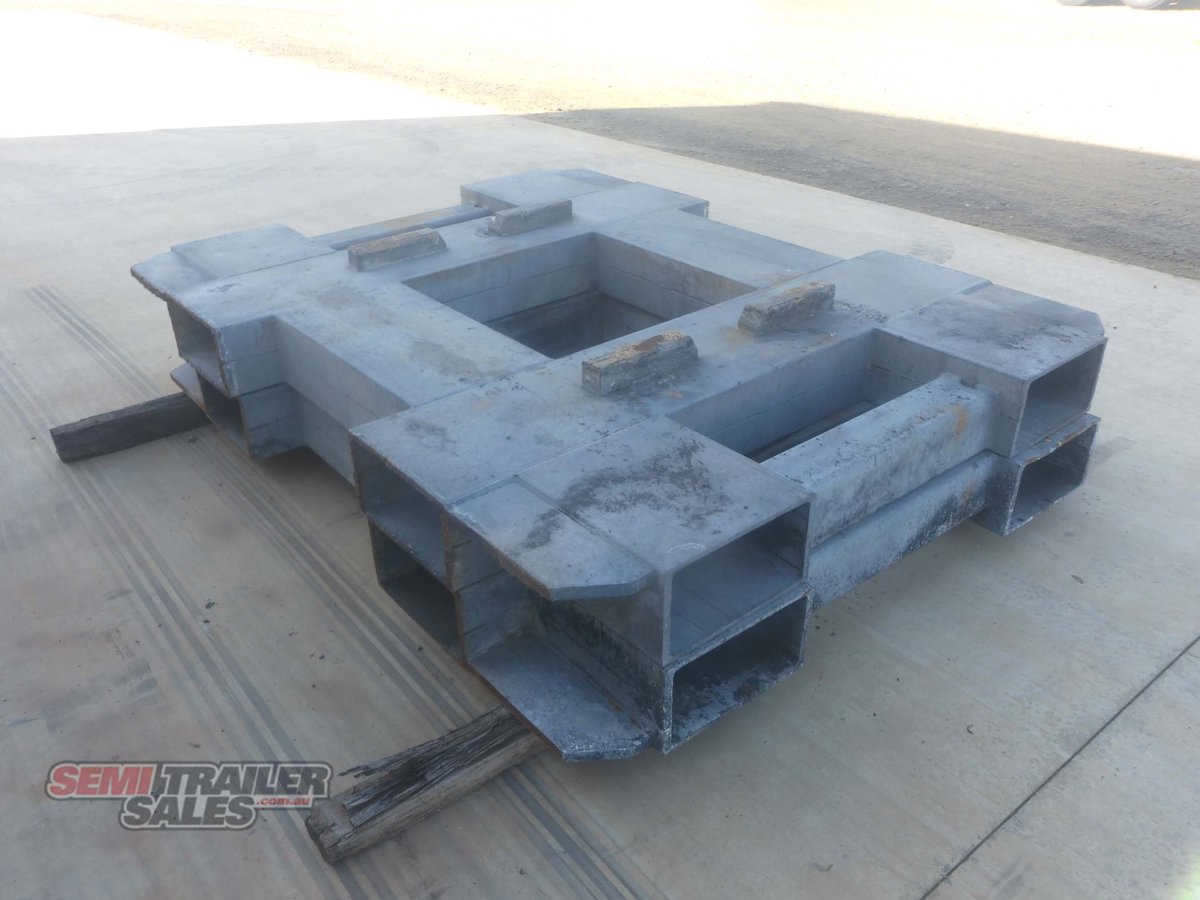 CUSTOM TRAILER