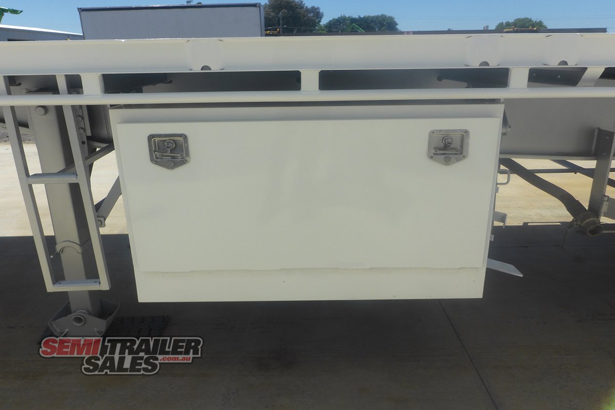 KRUEGER FLAT TOP TRAILER