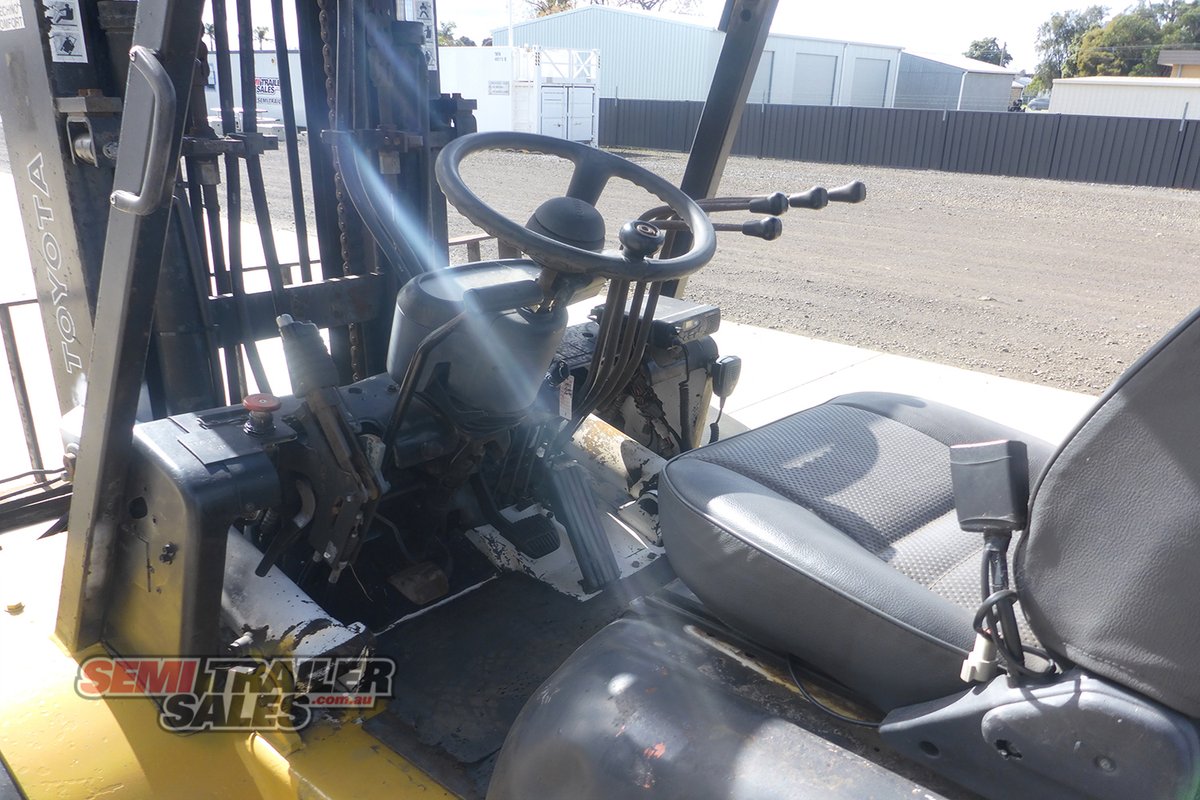 TOYOTA FORKLIFT 02-6FD40