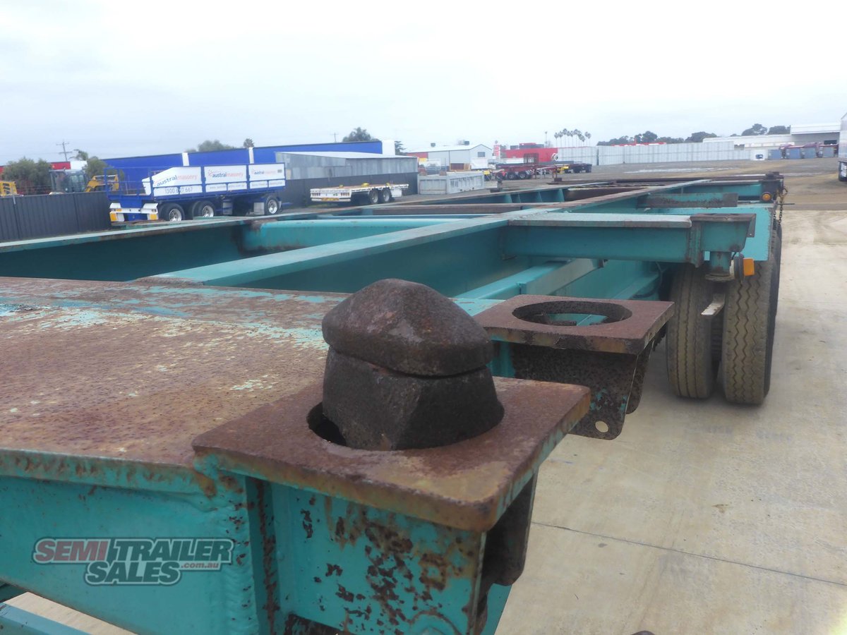 FREIGHTER TRI AXLE TIPPING SKEL TRAILER