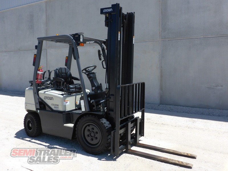 CROWN STD CG825E-3 FORKLIFT