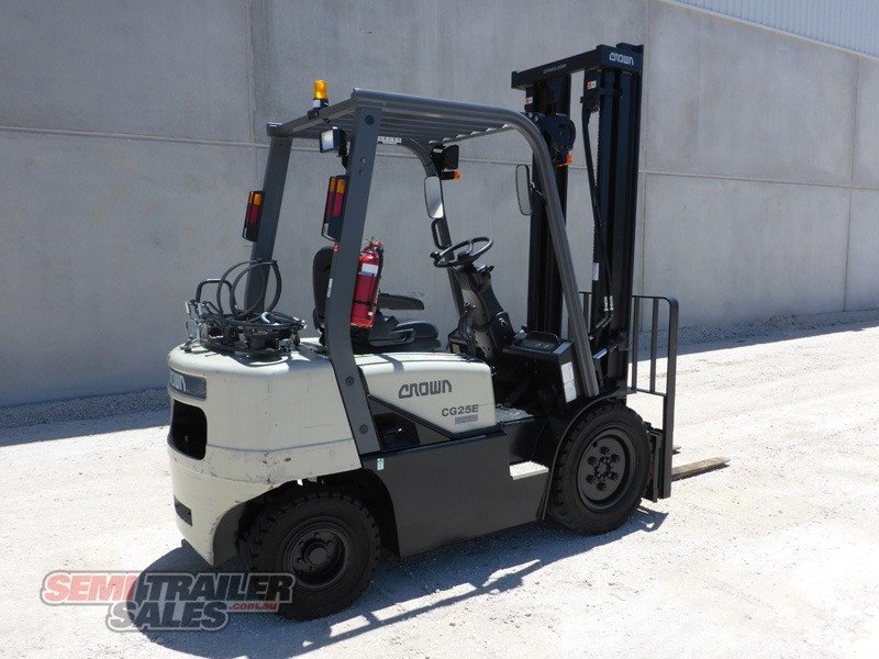 CROWN STD CG825E-3 FORKLIFT