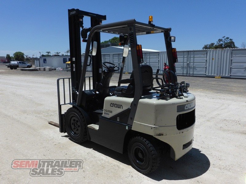 CROWN STD CG825E-3 FORKLIFT