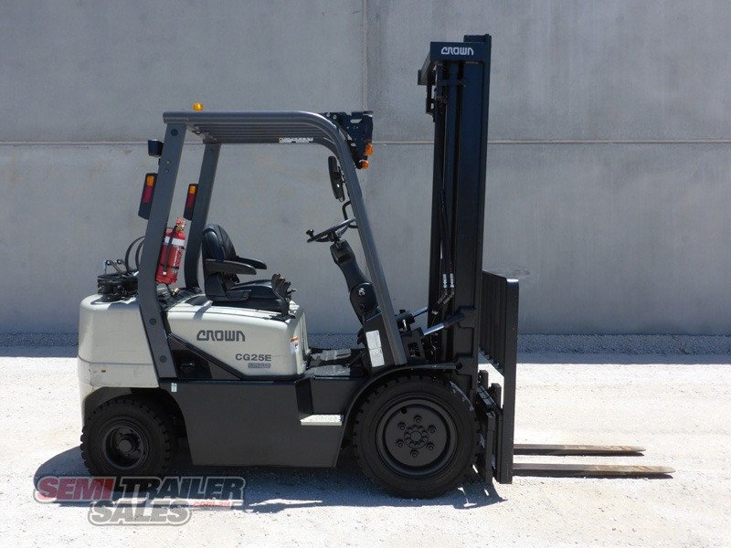 CROWN STD CG825E-3 FORKLIFT