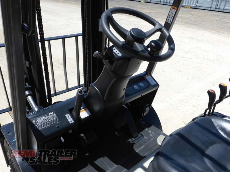 CROWN STD CG825E-3 FORKLIFT