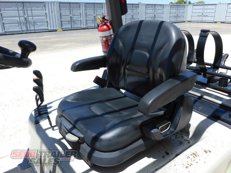 CROWN STD CG825E-3 FORKLIFT