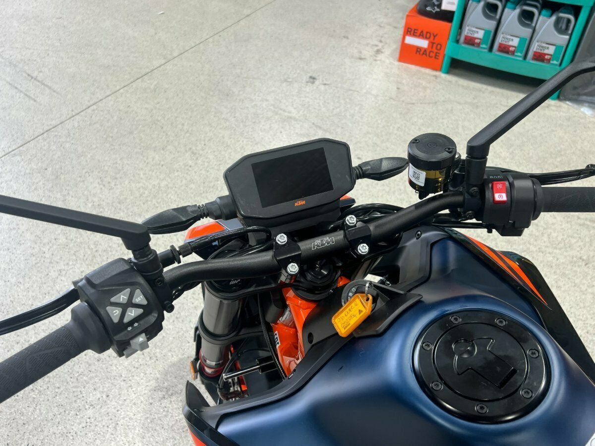 2023 KTM 890 DUKE R ROAD