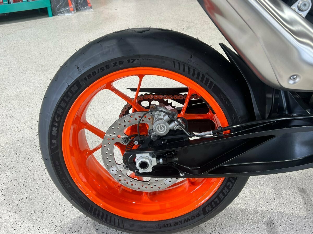 2023 KTM 890 DUKE R ROAD