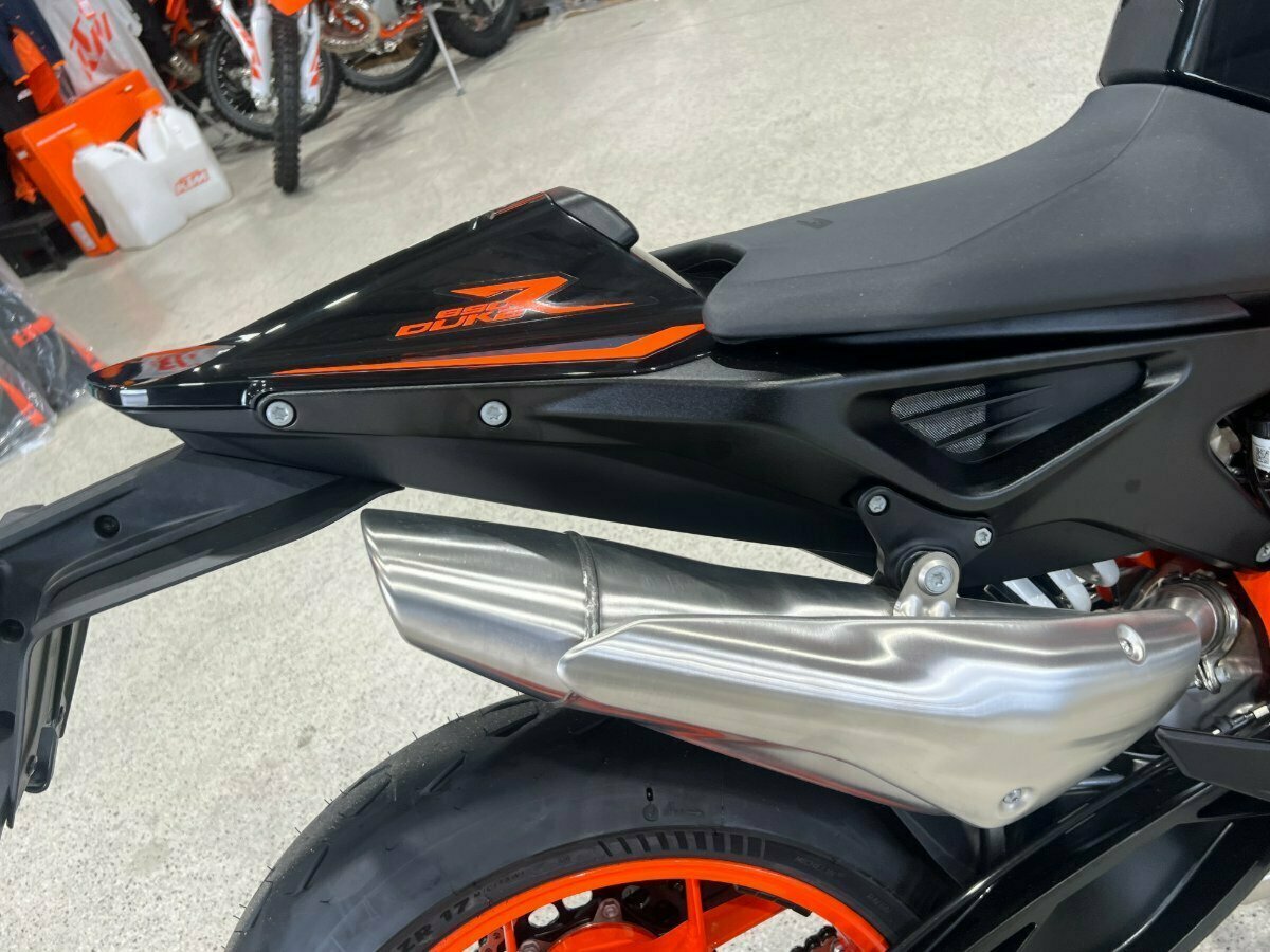 2023 KTM 890 DUKE R ROAD