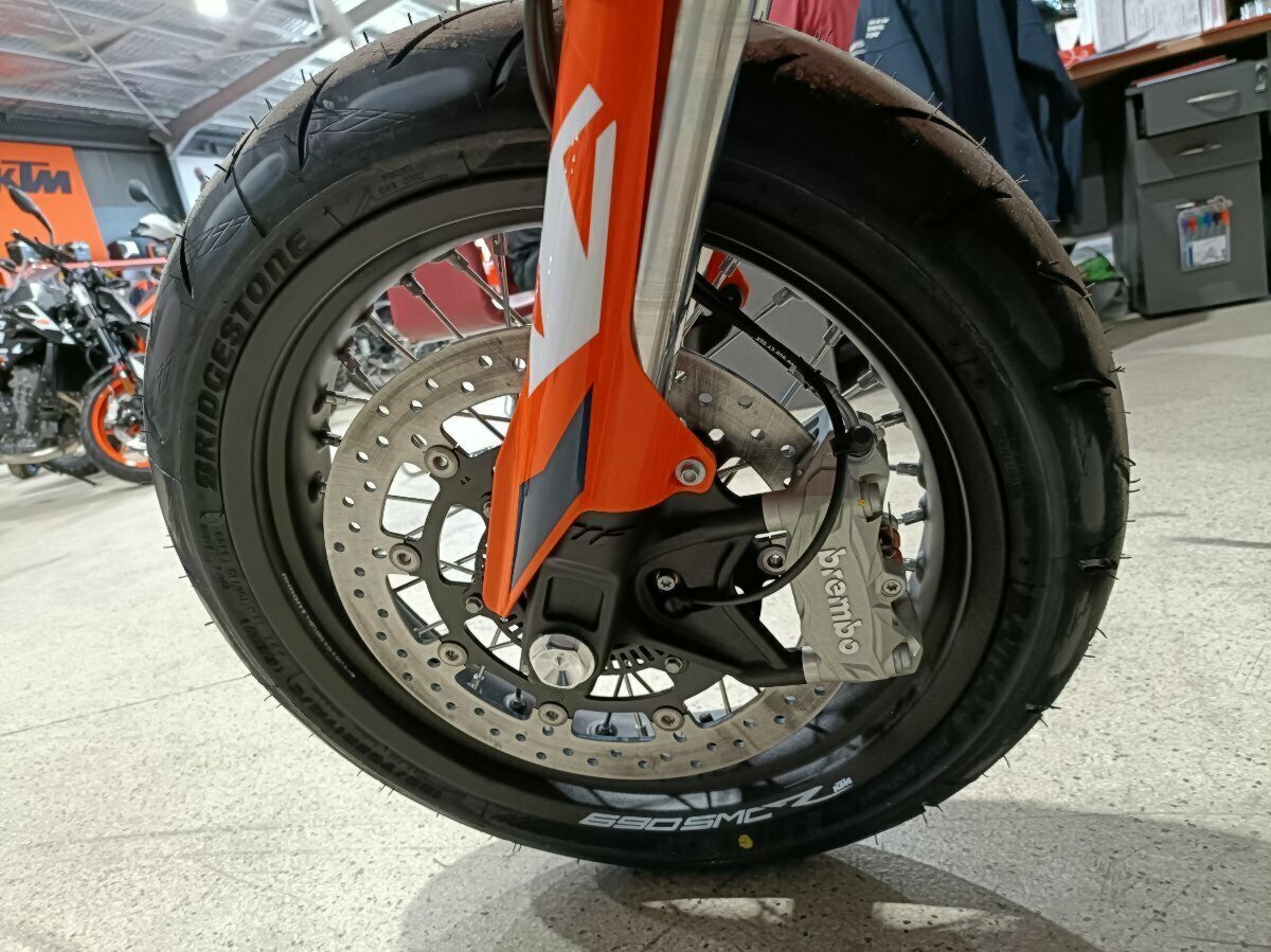 2024 KTM 690 SMC R SUPERMOTARD