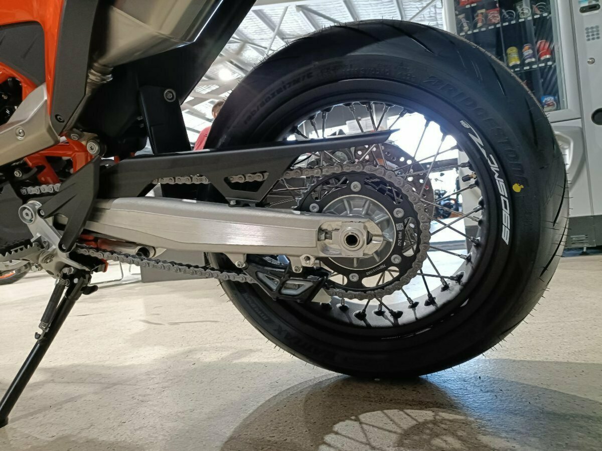 2024 KTM 690 SMC R SUPERMOTARD
