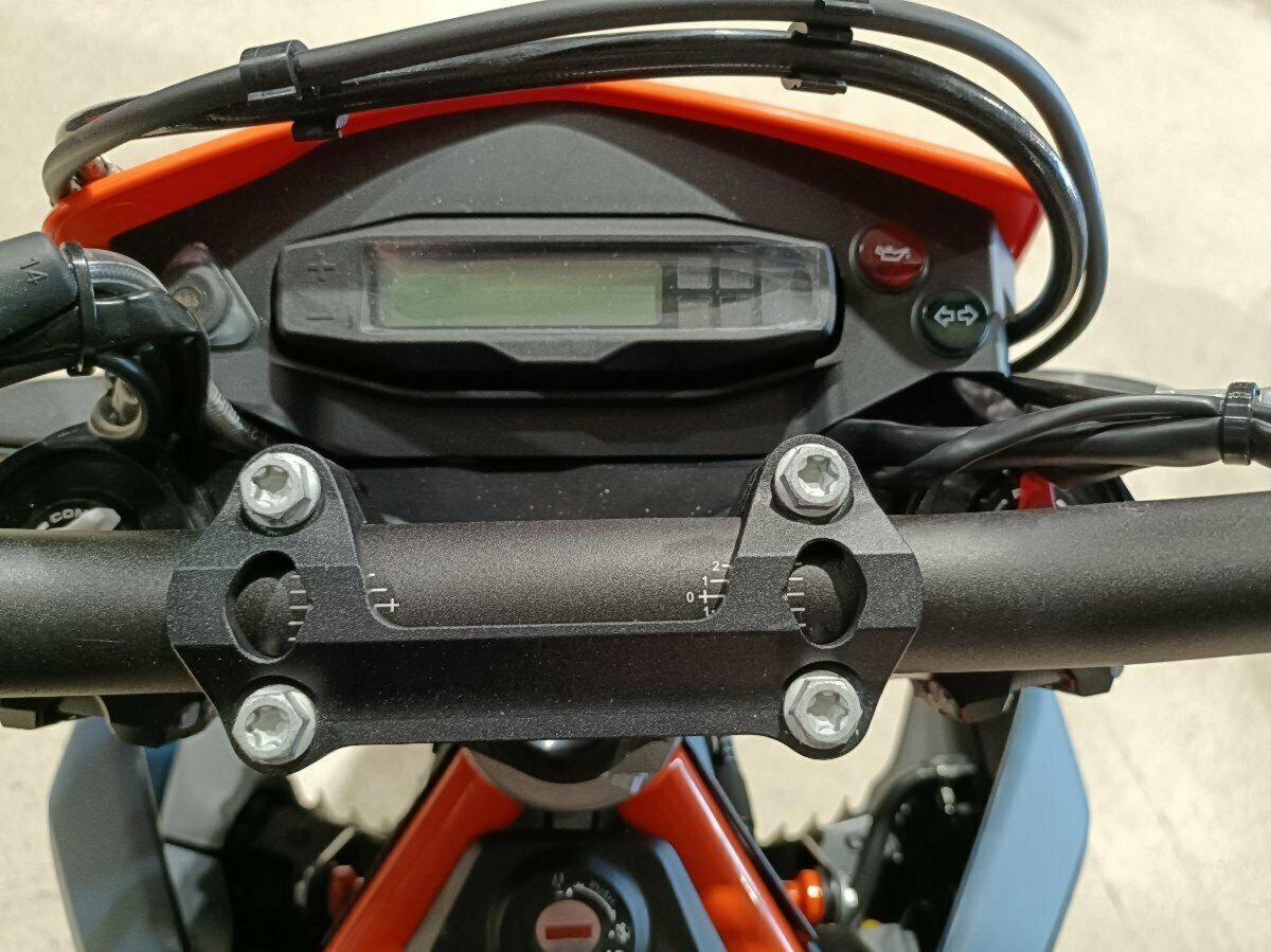 2024 KTM 690 SMC R SUPERMOTARD