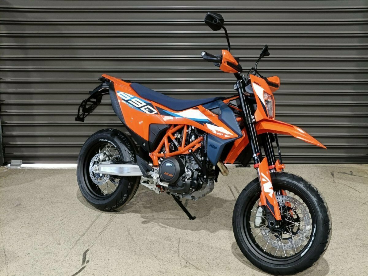 2024 KTM 690 SMC R SUPERMOTARD