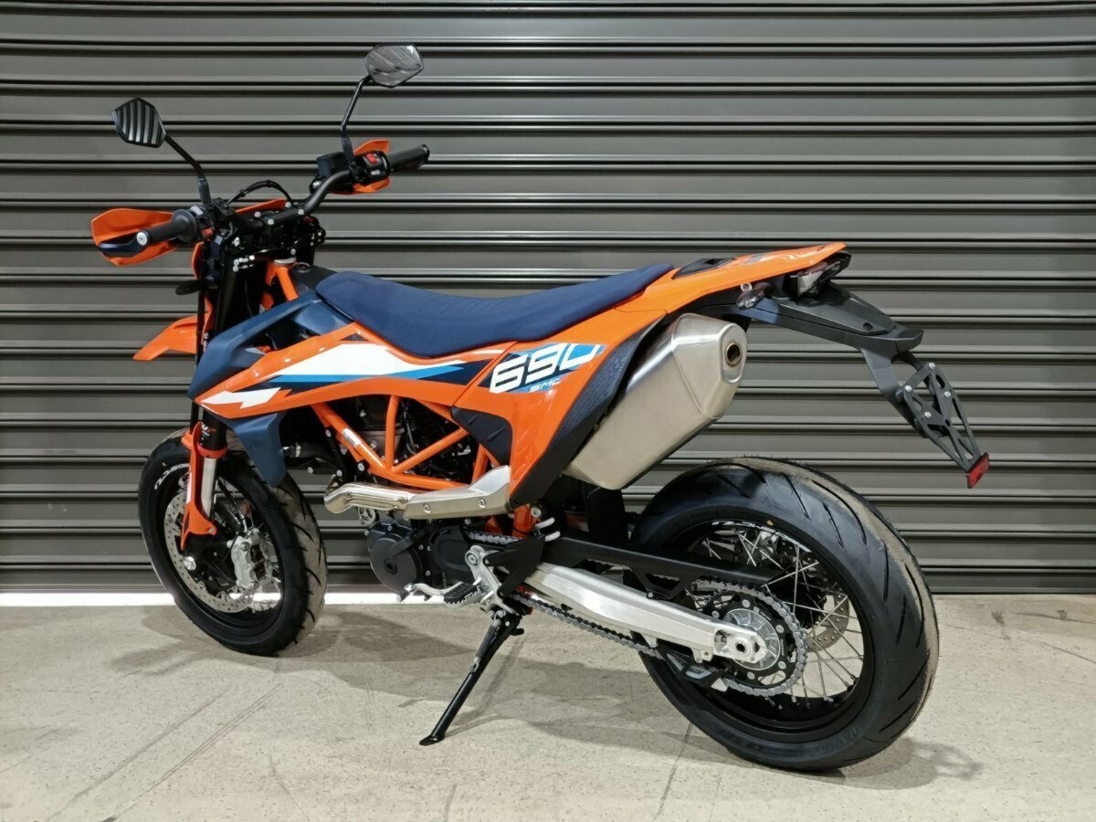 2024 KTM 690 SMC R SUPERMOTARD