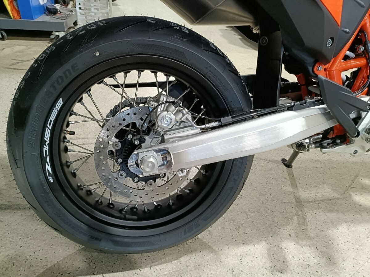 2024 KTM 690 SMC R SUPERMOTARD