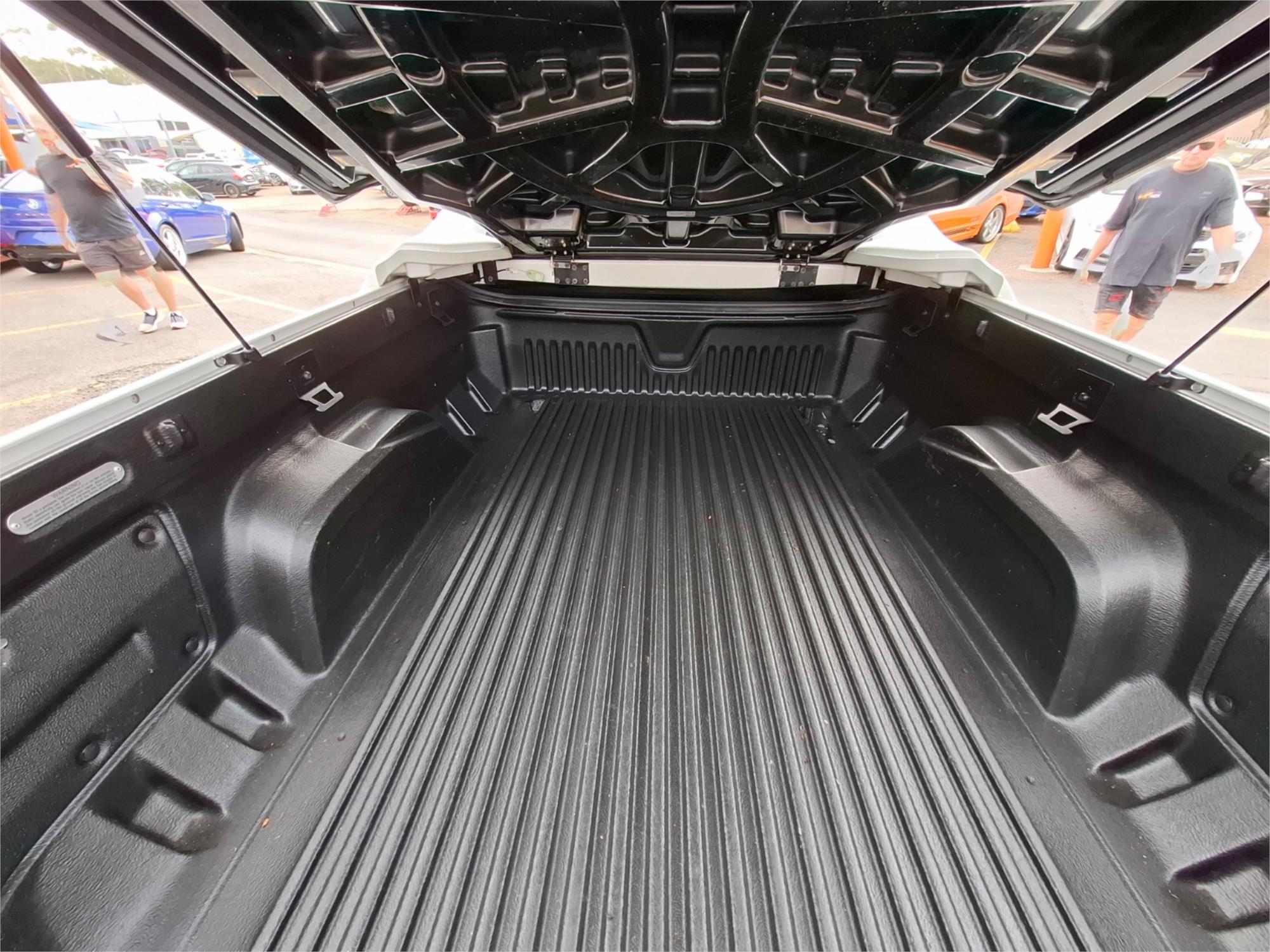 2013 HSV MALOO GEN F R8 6 SP MANUAL UTILITY