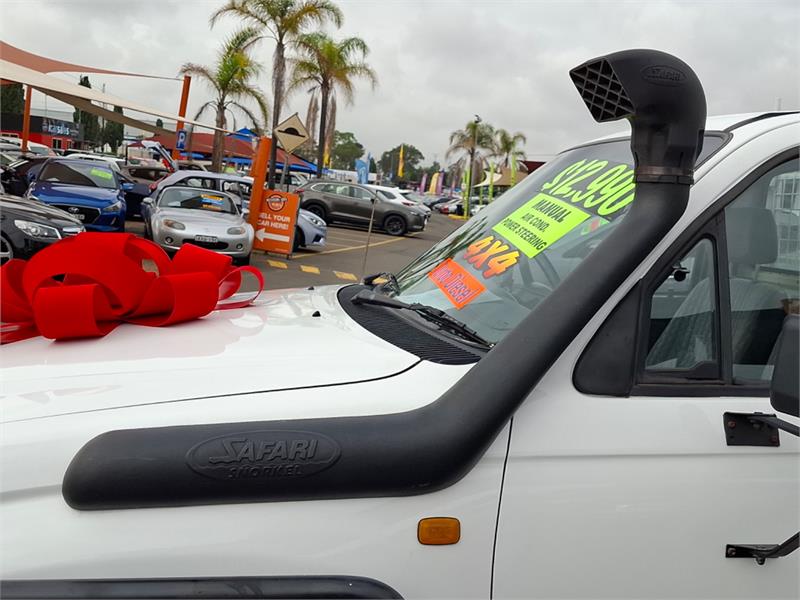 2004 TOYOTA HILUX KZN165R MANUAL CAB CHASSIS