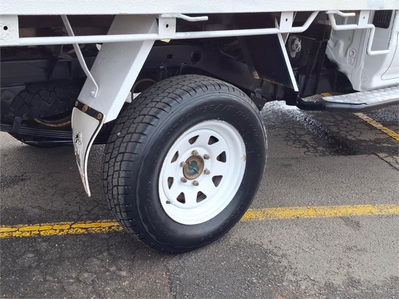 2004 TOYOTA HILUX KZN165R MANUAL CAB CHASSIS