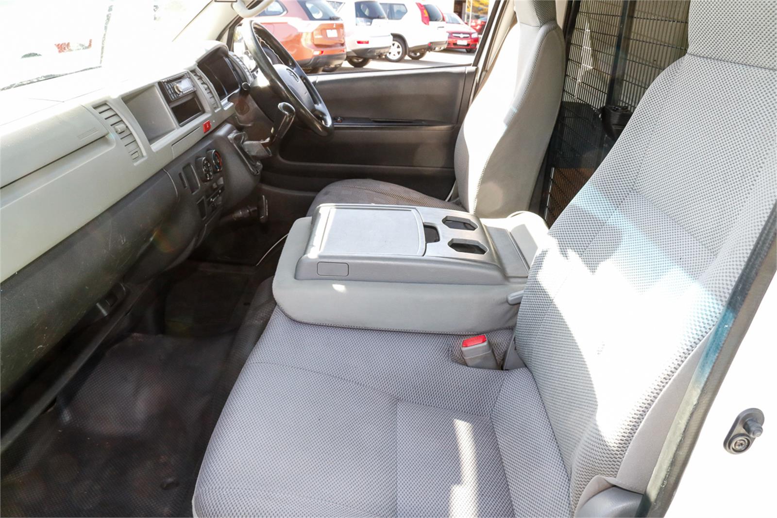 2005 TOYOTA HIACE TRH221R MANUAL VAN
