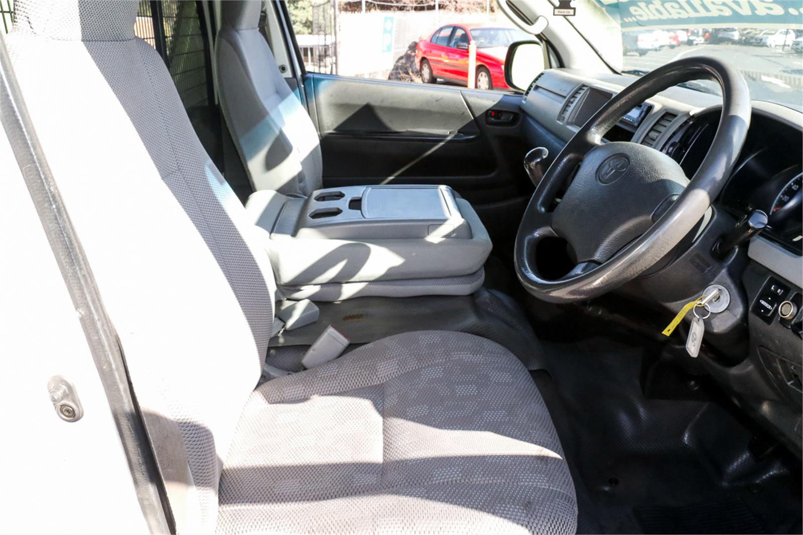 2005 TOYOTA HIACE TRH221R MANUAL VAN