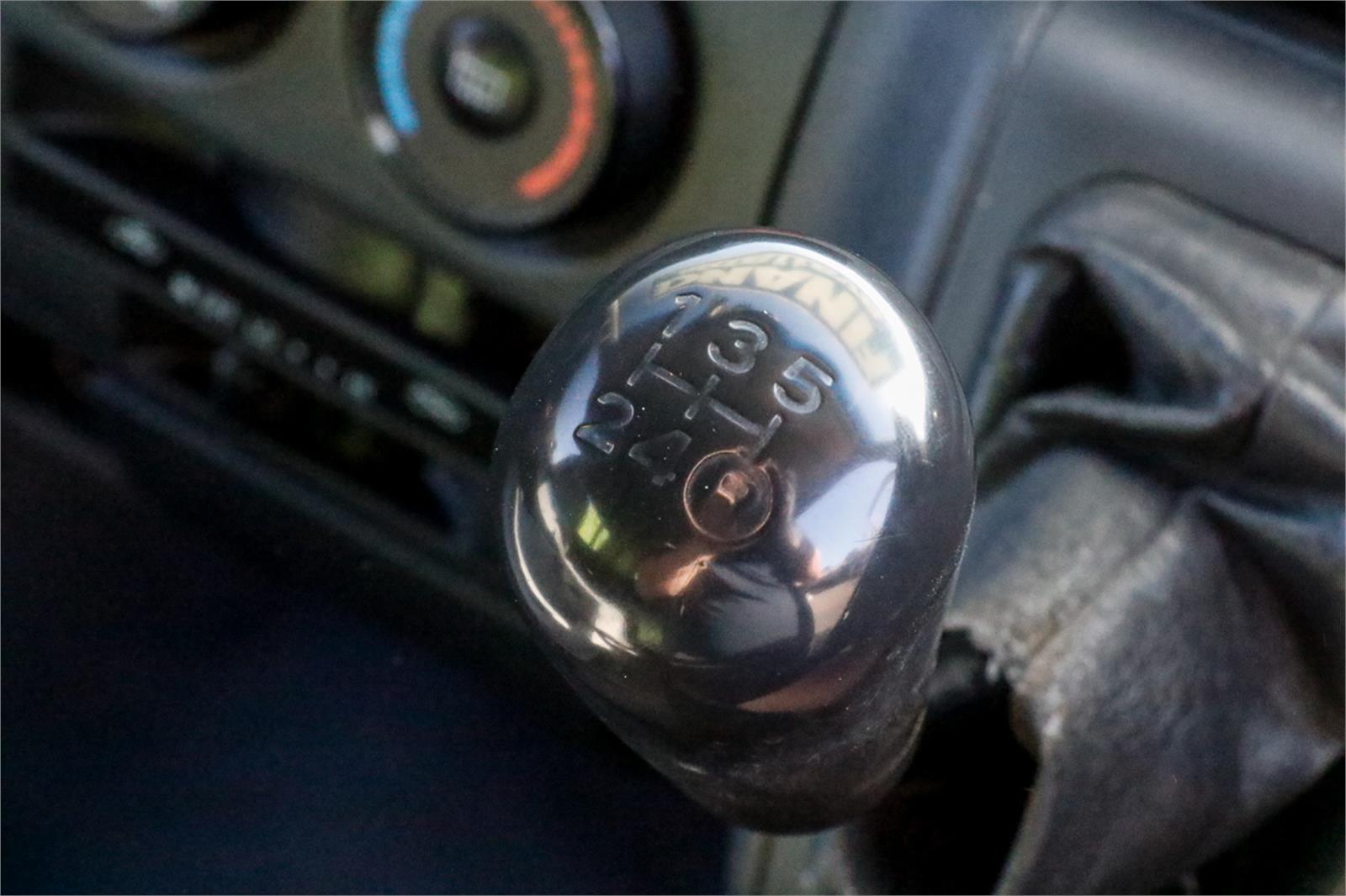 2005 TOYOTA HIACE TRH221R MANUAL VAN