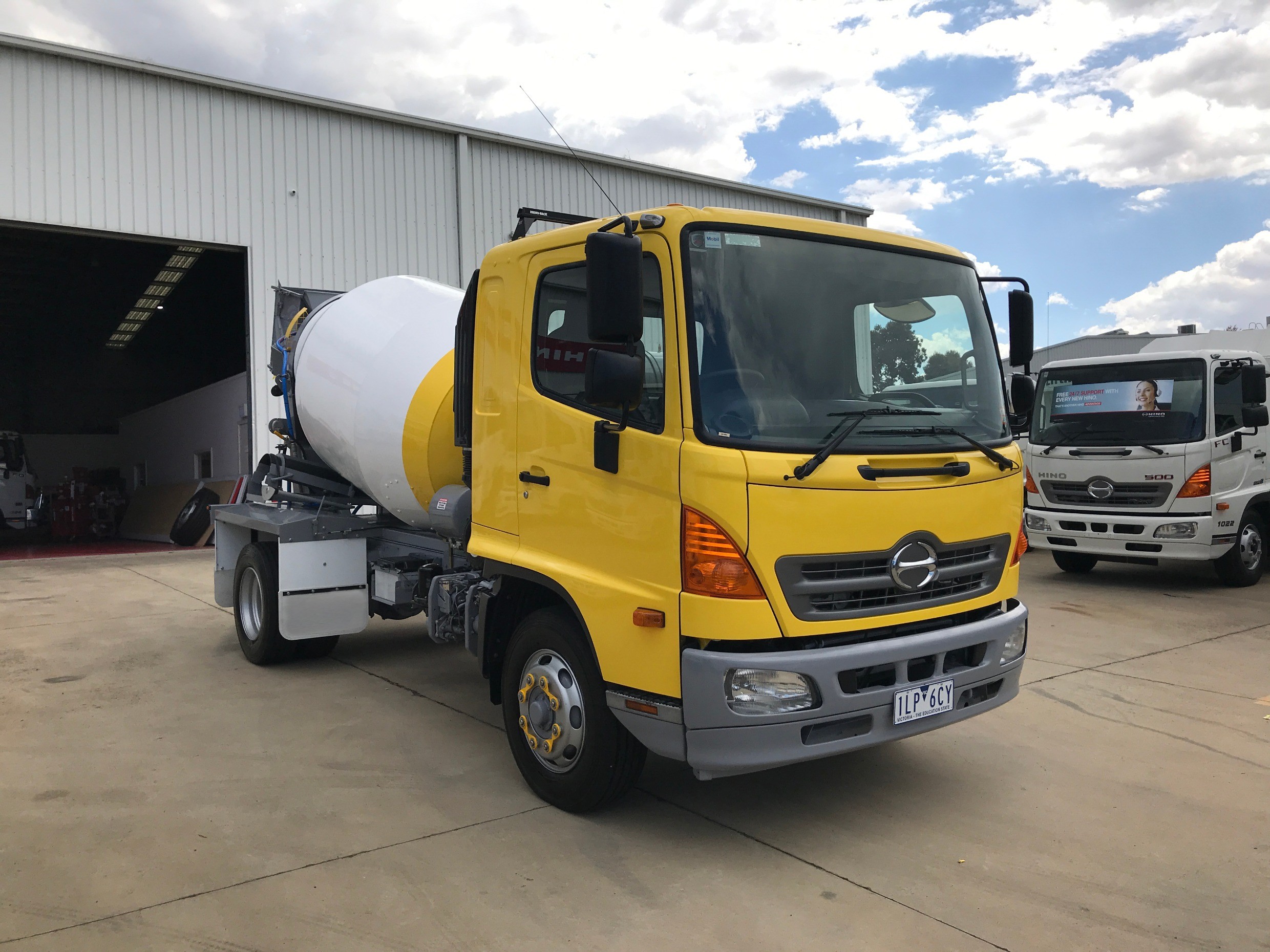 2018 HINO FE 1426-500 SERIES TRUCK AUTOMATIC CONCRETE AGITATOR