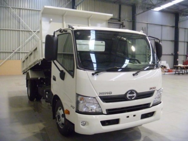 2018 HINO 717 - 300 SERIES TRUCK MANUAL TIPPER