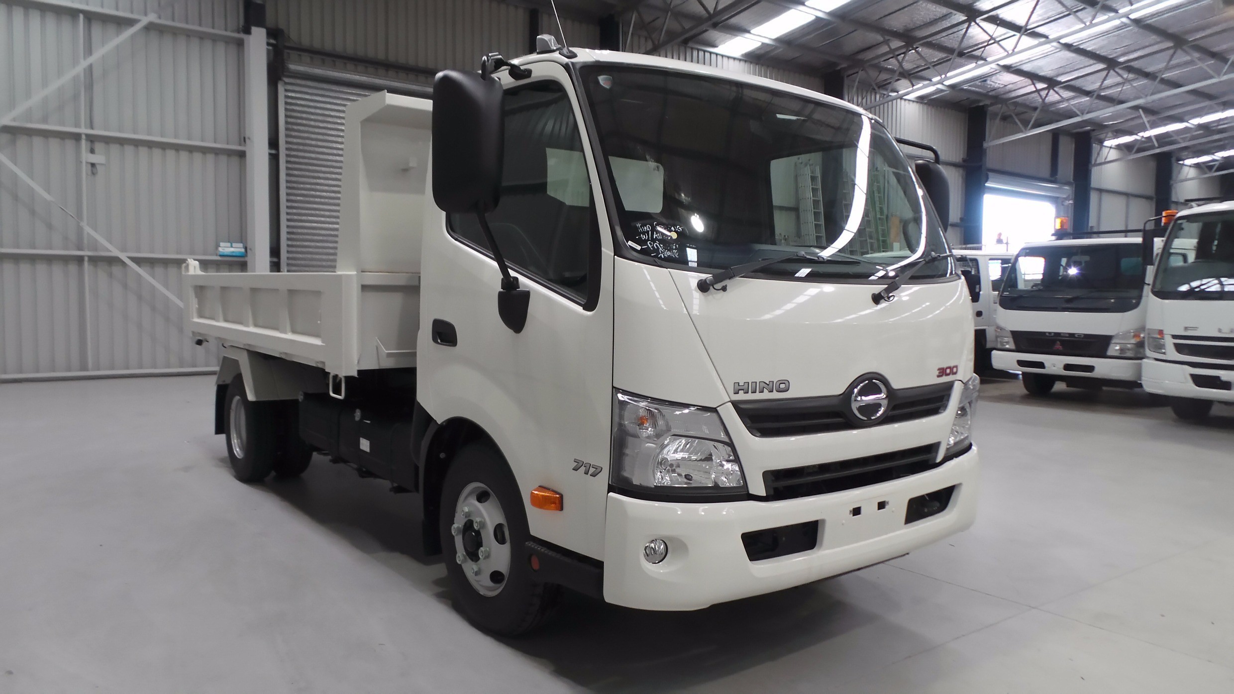 2019 HINO 717 - 300 SERIES MANUAL TIPPER