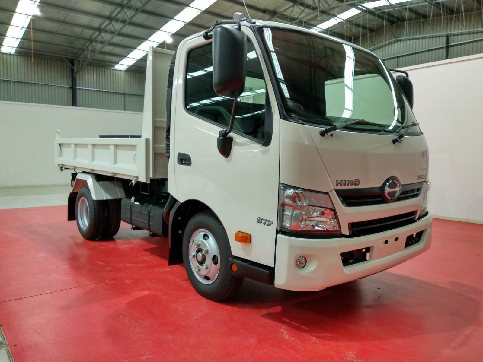 2019 HINO 617 - 300 SERIES TRUCK MANUAL TIPPER