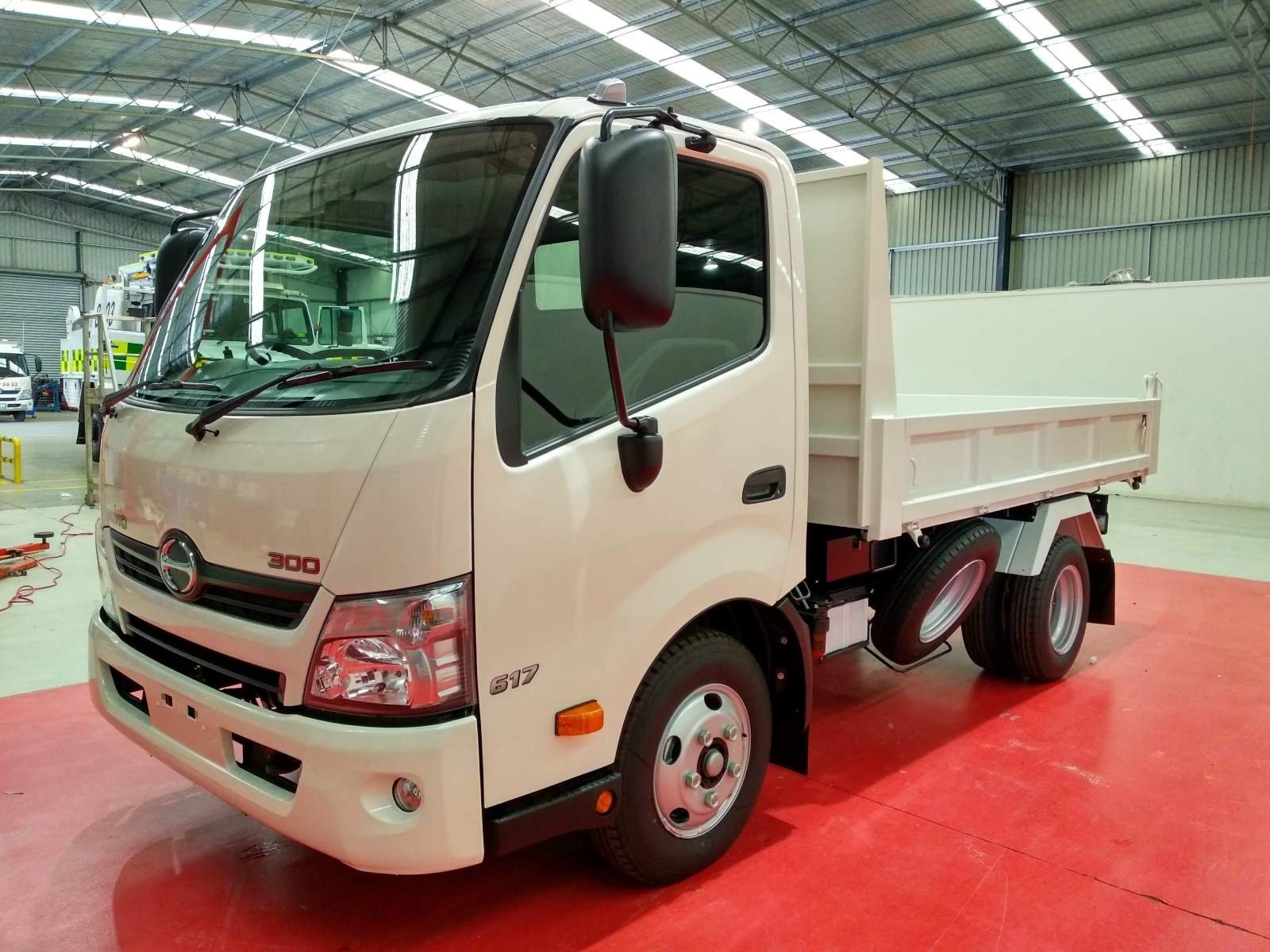 2019 HINO 617 - 300 SERIES TRUCK MANUAL TIPPER