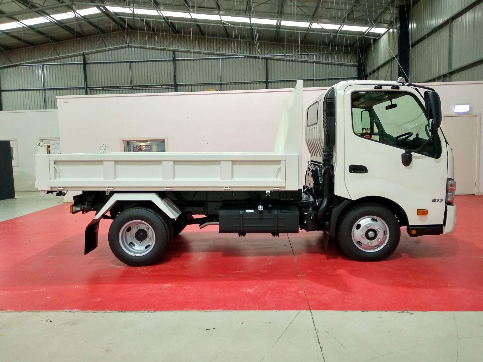 2019 HINO 617 - 300 SERIES TRUCK MANUAL TIPPER