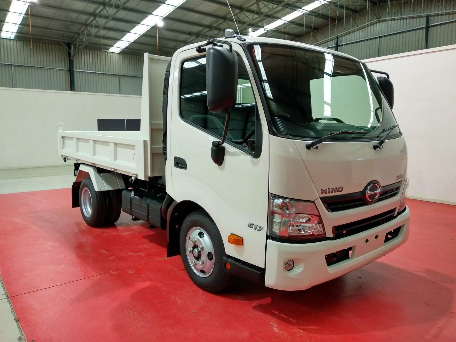 2019 HINO 617 - 300 SERIES TRUCK MANUAL TIPPER