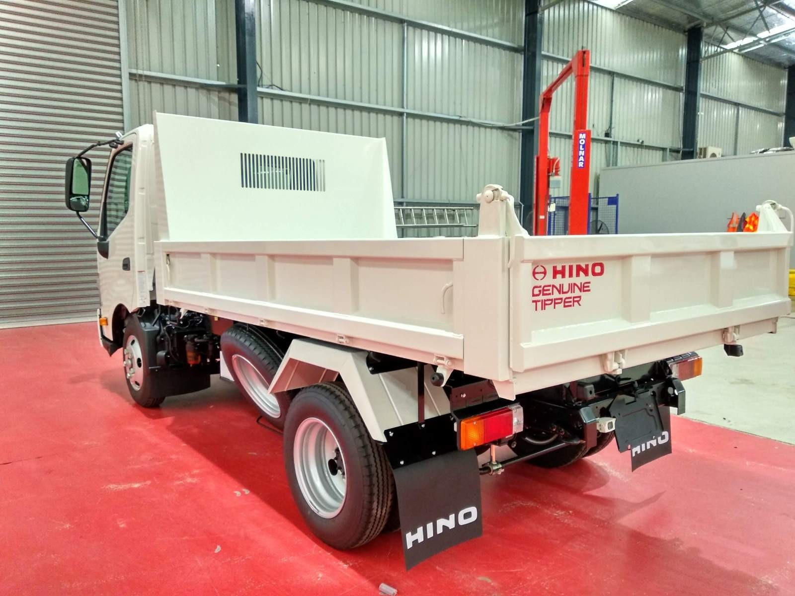 2019 HINO 617 - 300 SERIES TRUCK MANUAL TIPPER