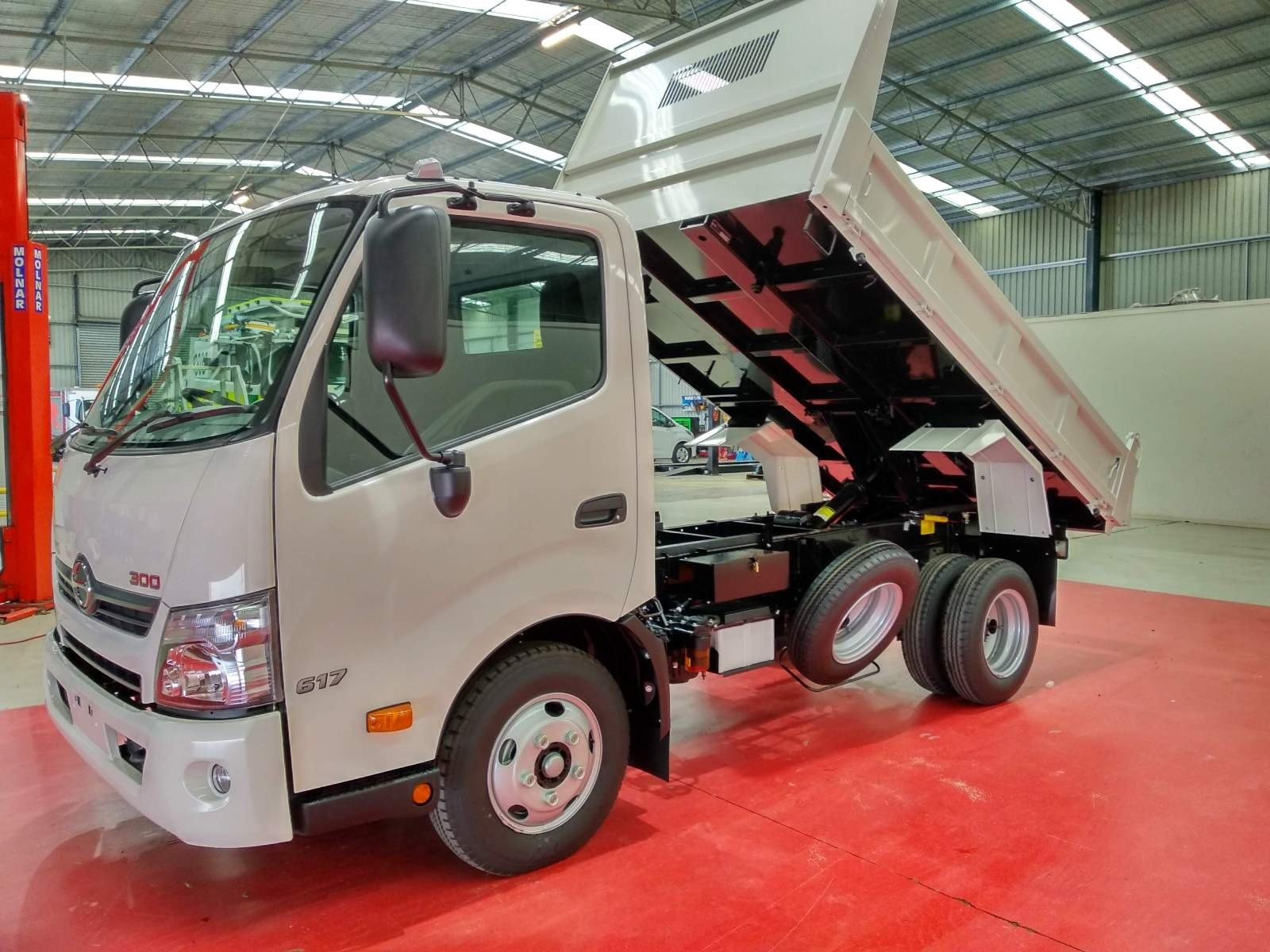 2019 HINO 617 - 300 SERIES TRUCK MANUAL TIPPER