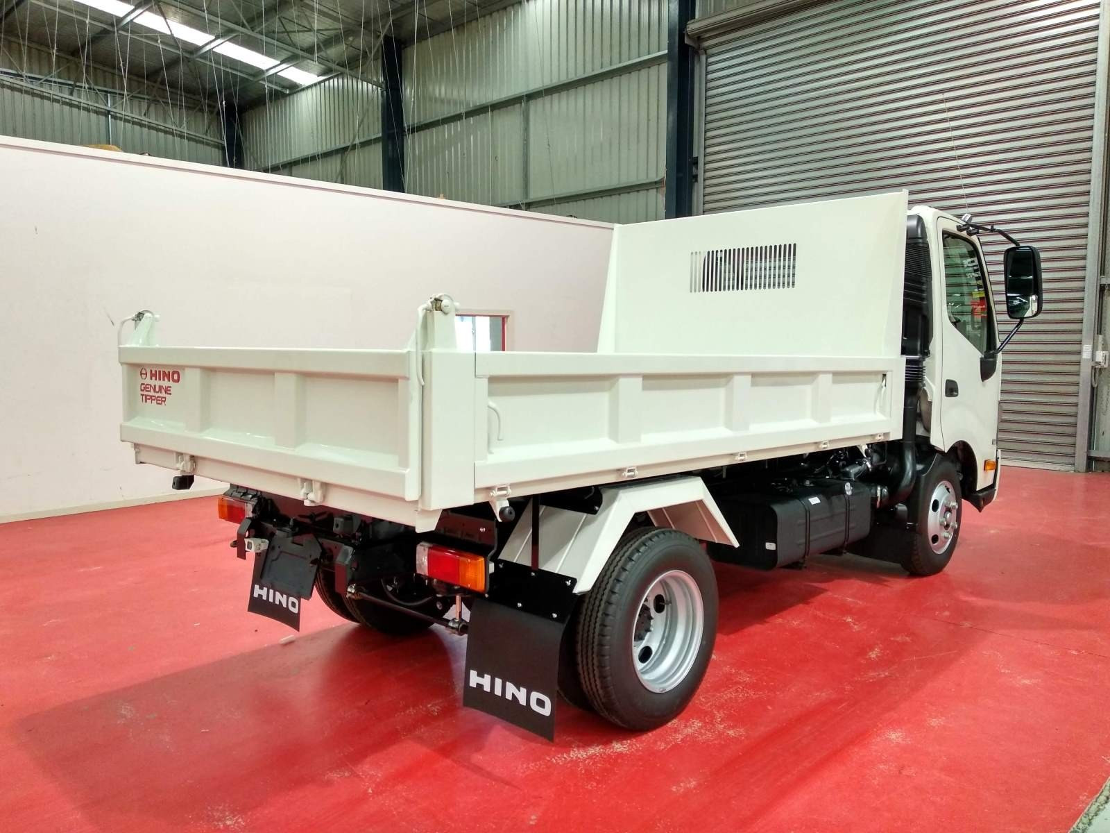 2019 HINO 617 - 300 SERIES TRUCK MANUAL TIPPER