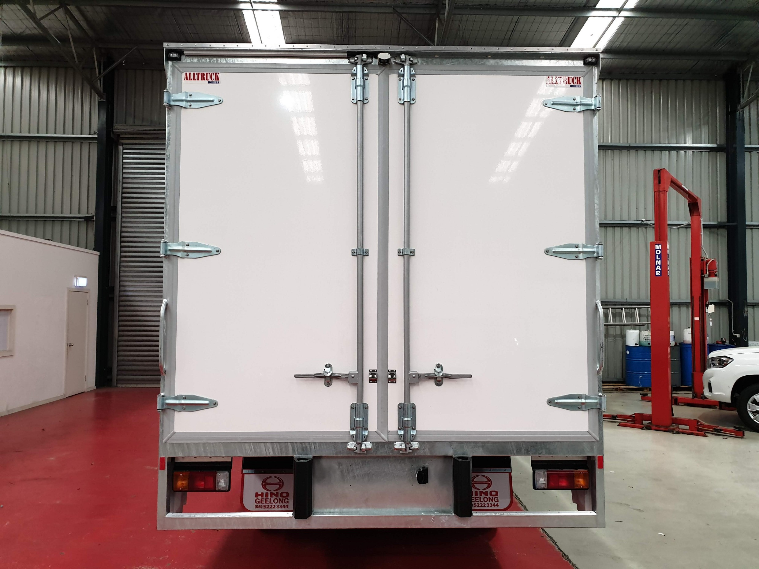 2019 HINO 816 - 300 SERIES AUTOMATIC REFRIGERATED TRUCK