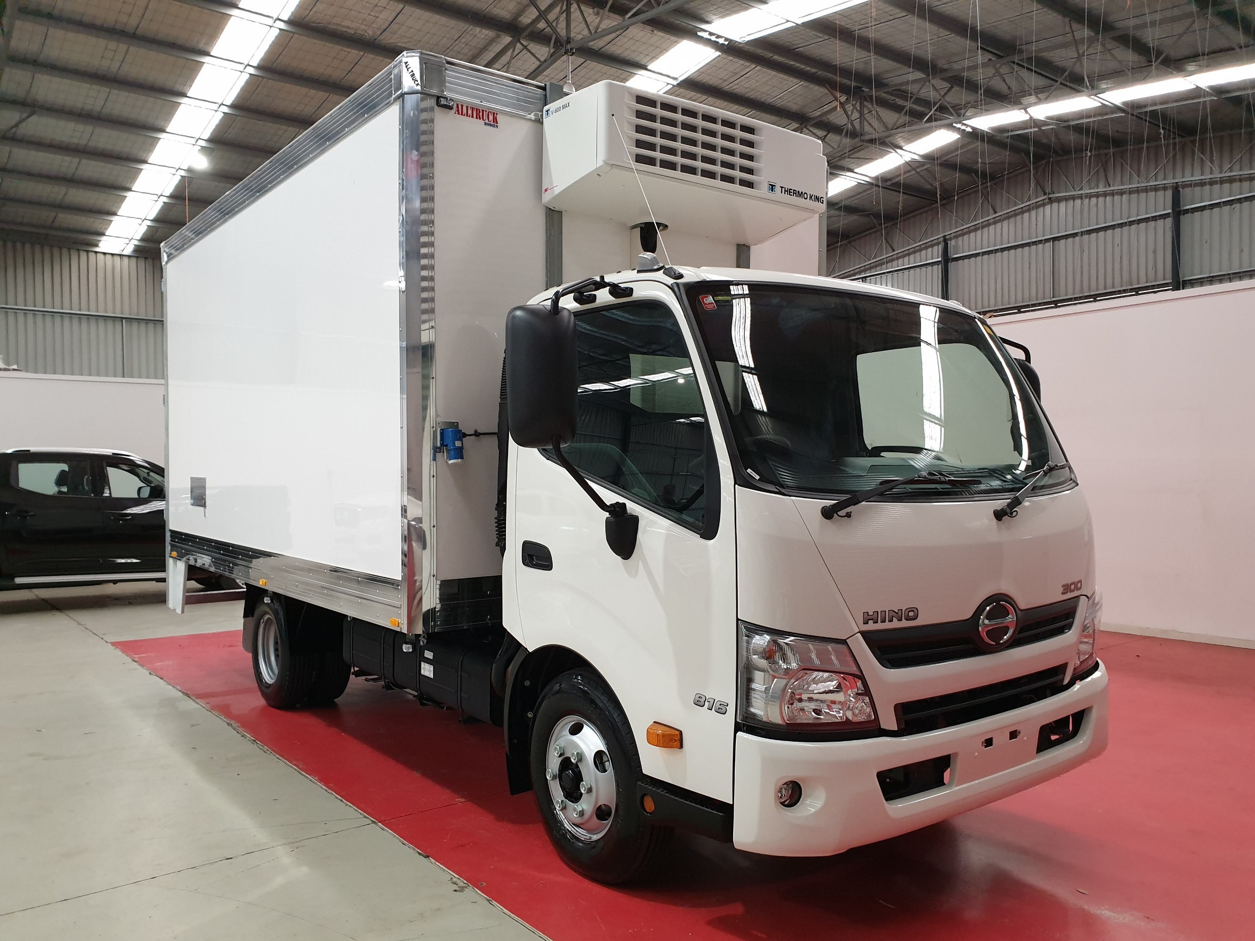 2019 HINO 816 - 300 SERIES AUTOMATIC REFRIGERATED TRUCK